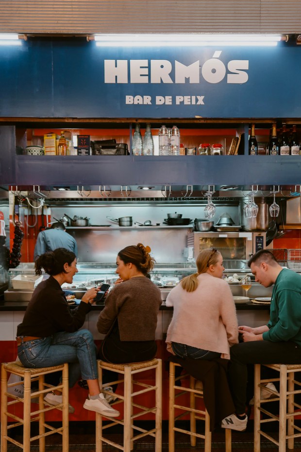 Hermos Bar de Peix seafood bar in Barcelona market